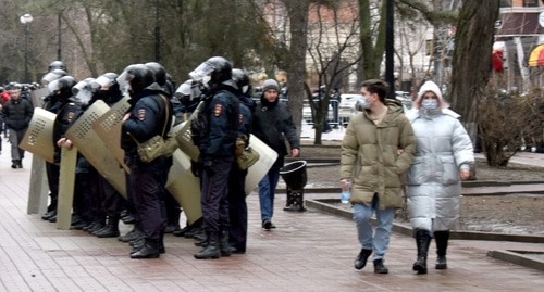 Полиция перегородила улицу перед участниками акции в Ростове-на-Дону. Фото Константина Волгина для "Кавказского узла"