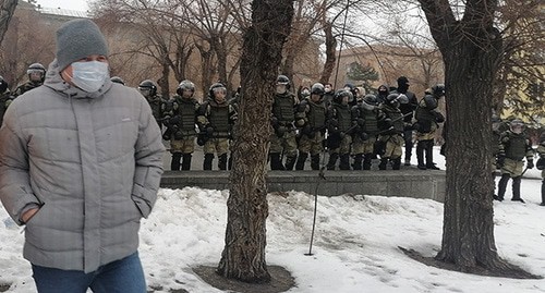 Участник акции протеста возле сотрудников правоохранительных органов. Волгоград, 31 января 2021 года. Фото Татьяны Филимоновой для "Кавказского узла"
