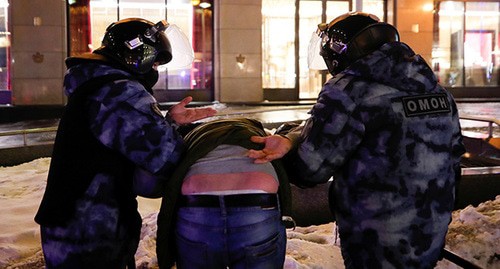 Сотрудники полиции задерживают активиста. Москва, 2 февраля 2021 г. Фото: REUTERS/Maxim Shemetov