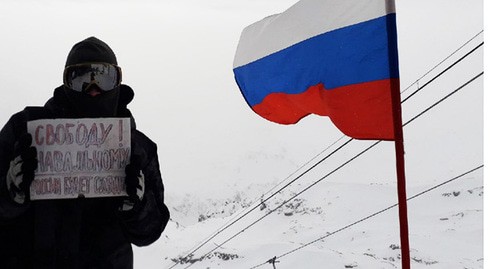 Даниил Двинских с плакатом в поддержку Навального на Эльбрусе. 31 января 2021 года. Скриншот сообщения в соцсети "ВКонтакте". https://vk.com/dvinskikh_d