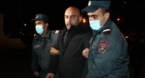 Сотрудники полиции Еревана проводят задержание. Фото Тиграна Петрсояна для "Кавказского узла" 