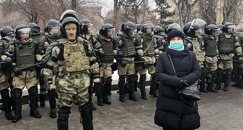 Участница акции в поддержку Навального возле сотрудников правоохранительных органов. Волгоград, 31 января 2021 года. Фото Татьяны Филимоновой для "Кавказского узла"
