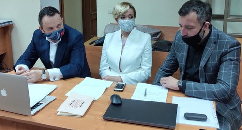 Анастасия Шевченко с адвокатами в зале суда. Фото Константина Волгина для "Кавказского узла"

