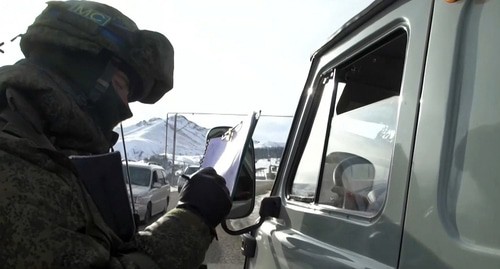 Российские миротворцы обеспечивают безопасность движения автотранспорта через Лачинский коридор/ Фото пресс-службы МО России