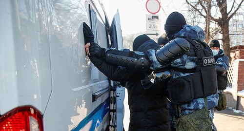 Сотрудники полиции задерживают участника акции в поддержку Навального. 2 февраля 2021 г. Фото: REUTERS/Maxim Shemetov