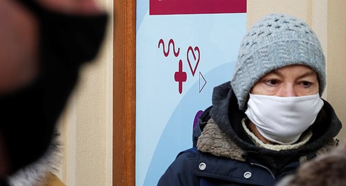 Женщина в защитной маске. Фото: REUTERS/Shamil Zhumatov