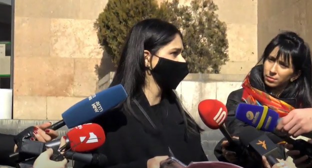 Участники пикета у здания мэрии Еревана. Кадр видео
NEWS AM https://www.youtube.com/watch?v=kKzJ4V4tvDI&feature=youtu.be