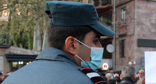Сотрудник полиции в Ереване. Фото Тиграна Петросяна для "Кавказского узла" 