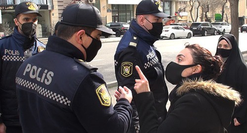 Участниц бакинской акции в защиту политзаключенных разогнали полицейские. Баку, 9 февраля 2021 г. Фото Парваны Байрамовой для "Кавказского узла"
