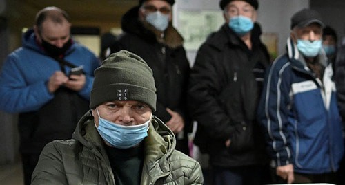 Пожилые люди в защитных масках. Фото: REUTERS/Alexey Malgavko 
