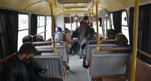 Люди в масках в общественном транспорте в Грозном. Фото: REUTERS/Ramzan Musaev