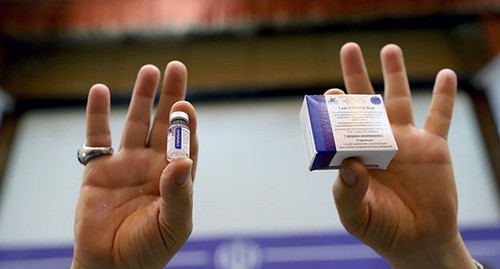 Ампула и коробка с вакциной "Спутник V". Фото: Majid Asgaripour/WANA (West Asia News Agency) via REUTERS