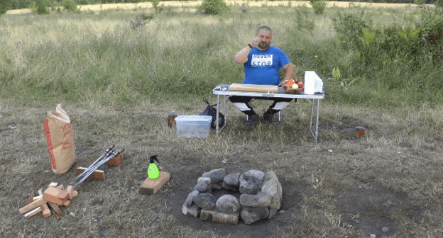 Аслан Габуев во время приготовления еды нуждающимся. Стоп-кадр видео https://www.instagram.com/p/CC9f4sIFI1N/