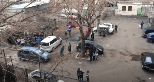 Ереванцы, вышедшие из квартир из-за землетрясения. 13 февраля 2021 года. Стоп-кадр видео https://youtu.be/e03OB786RVE
