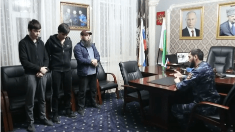 Глава ОВД по Гудермесскому району проводит беседу с тремя жителями Чечни. Стоп-кадр видео https://www.instagram.com/p/CLRRpZWqi35/