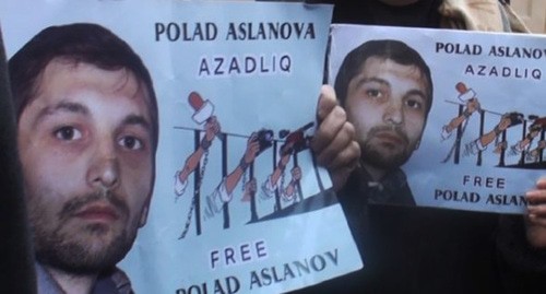 Участники акции держит плакат с изображением Полада Асланова. Скриншот видео "
Amerikanın Səsi" https://www.youtube.com/watch?v=MeItCVwfF20