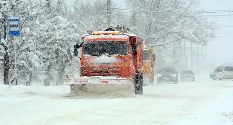 Уборка улиц Майкопа во время снегопада. Фото: администрация муниципального образования "Город Майкоп"