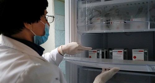 Медицинский работник показывает на упаковки с вакциной от COVID-19. Фото: REUTERS/Alexander Ermochenko