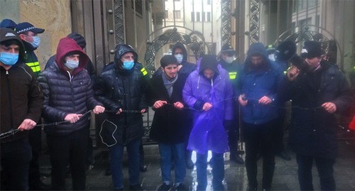 Люди выстроились с символической колючей проволокой в руках. 16 февраля 2021 г. Фото Беслана Кмузова для "Кавказского узла"