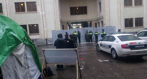 Сотрудники полиции возле места проведения акции. 16 февраля 2021 г. Фото Беслана Кмузова для "Кавказского узла"