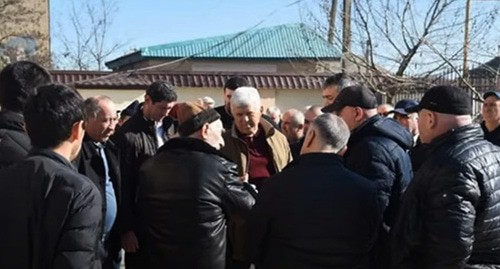 Хизри Шихсаидов (в центре) общается с жителями Кумторкалинского района. Скриншот видео "
Новостник" https://www.youtube.com/watch?v=YrojULNafro