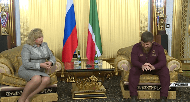 Татьяна Москалькова беседует с Кадыровым во время поездки в Чечню в 2017 году. Кадр видеосюжета ЧГТРК "Грозный"