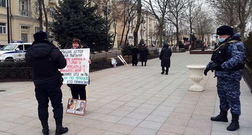 Елена Барзукаева на пикете в Махачкале. 19 февраля 2021 г. Фото Расула Магомедова для "Кавказского узла"