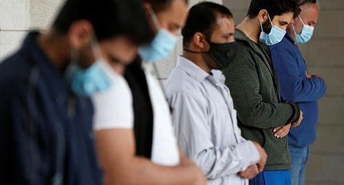 Мусульмане во время молитвы. Фото: REUTERS/Muhammad Hamed