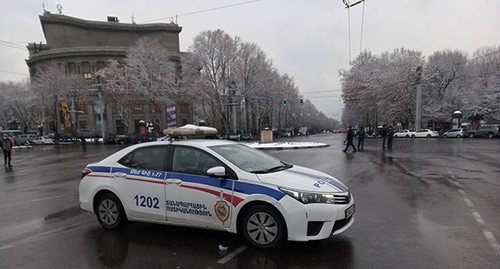 Полицейская машина. Ереван, 20 февраля 2021 г. Фото Тиграна Петросяна для "Кавказского узла"