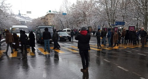 Сторонники оппозиции перекрыли улицу. Ереван, 20 февраля 2021 г. Фото Тиграна Петросяна для "Кавказского узла"