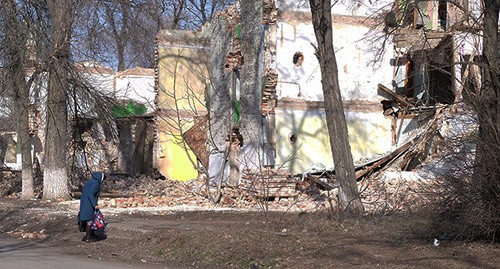 Жительница Шахт возле аварийного дома. Фото Вячеслава Прудникова для "Кавказского узла"