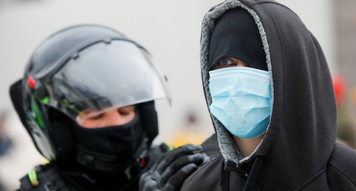 Сотрудник полиции и участник акции в поддержку Навального. 31 января 2021 г. Фото: REUTERS/Maxim Shemetov
