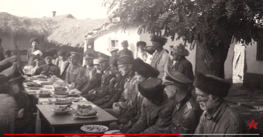 Немецкие солдаты и офицеры на Кавказе с местными жителями. Фото: стоп-кадр видео https://youtu.be/IuSeaCo3dSw