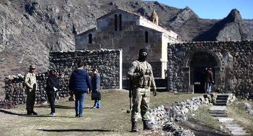 Азербайджанский солдат стоит у монастыря Агоглан. Фото Азиза Каримова для "Кавказского узла"