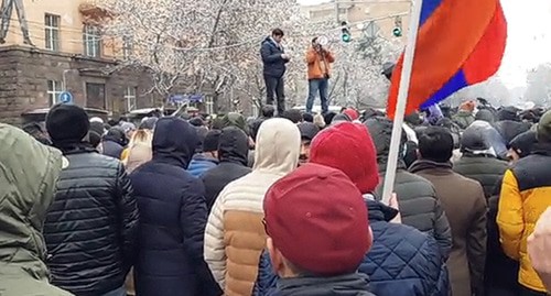 Участники акции протеста в Ереване 23 февраля 2021 года. Кадр видео РИА https://ria.ru/20210220/erevan-1598388031.html