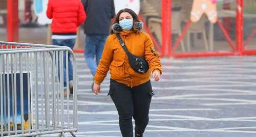 Женщина в маске на улице в Баку. Фото корреспондента “Кавказского узла” Азиза Каримова.