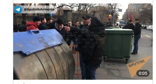 Активисты заблокировали здание парламента Армении. 25 февраля 2021 года. Скриншот видео https://t.me/SputnikArmenia/14344