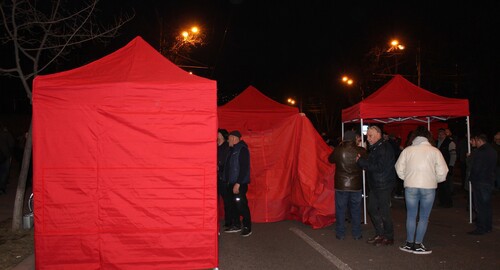 Оппозиция разбила палатки перед парламентом на проспекте Баграмяна. Фото Тиграна Петросяна  для "Кавказского узла"