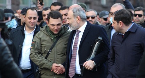 Сторонник Пашиняна выражает поддержку премьеру (справа). Ереван, 25 февраля 2021 года. Фото Тиграна Петросяна для "Кавказского узла"