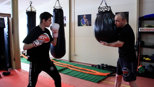 Чермен Кобесов (справа) проводит тренировку в своем спортзале во Владикавказе