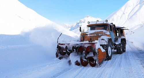 Уборка от снега  Военно-Грузинской дороги. Фото пресс-службы Департамента дорог Грузии