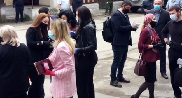 Адвокаты Жилокова и Ципиновой перед зданием суда в Нальчике. Фото Людмилы Оразаевой для "Кавказского узла"