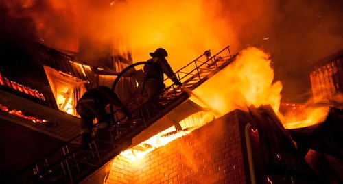 Тушение пожара. © Фото Николая Ильина, Юга.ру
