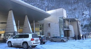 Контрольно-пропускной пункт "Верхний Ларс". Фото: скриншот видео "iRYSTON TV" https://www.youtube.com/watch?v=yRe8d4AzTnQ Контрольно-пропускной пункт "Верхний Ларс". Фото: скриншот видео "iRYSTON TV" https://www.youtube.com/watch?v=yRe8d4AzTnQ