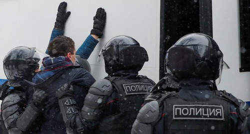 Сотрудники полиции задерживают активиста. 31 января 2021 г. Фото: REUTERS/Maxim Shemetov