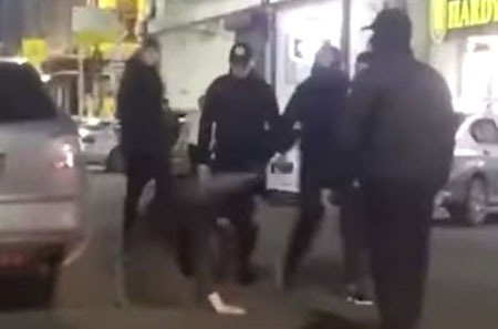 Один из нападавших распыляет баллончик. Скриншот видео со страницы в YouTube директора фонда "Альтаир"Руслана Курбанова. https://www.youtube.com/watch?v=kx_VYQlWgXk&has_verified=1 Один из нападавших распыляет баллончик. Скриншот видео со страницы в YouTube директора фонда "Альтаир"Руслана Курбанова. https://www.youtube.com/watch?v=kx_VYQlWgXk&has_verified=1