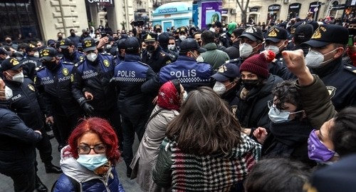 Полиция разгоняет марш феминисток в Баку 8 марта 2021 года. Фото Азиза Каримова для "Кавказского узла".