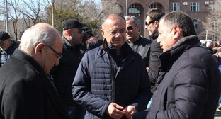 Кандидат в премьеры от оппозиции Вазген Манукян (слева) с бывшим министром обороны Сейраном Оганяном (в центре) и бывшим депутатом от РПА Ваграмом Багдасаряном (справа) на митинге 26 февраля 2021 года. Фото Тиграна Петросяна для «Кавказского узла».