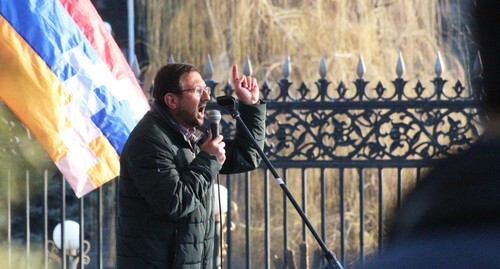 Модератор митинга 3 марта 2021 года, представитель АРФД Гегам Манукян. Фото Тиграна Петросяна для «Кавказского узла».