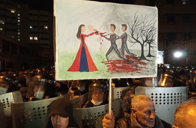 Плакат в руках одного из активистов. Фото Тиграна Петросяна для "Кавказского узла".